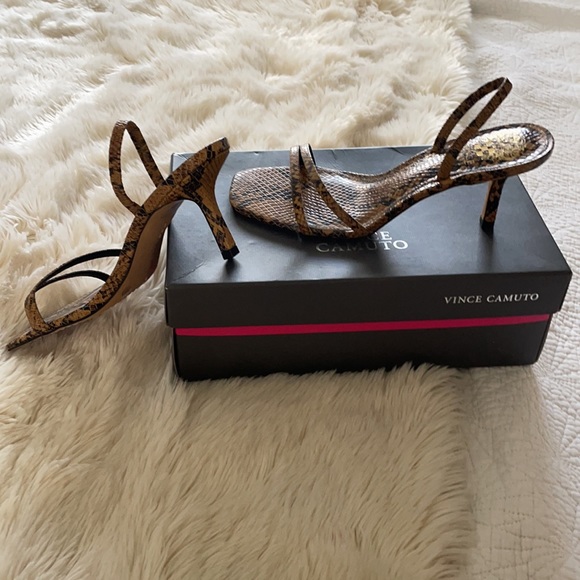 Vince Camuto 7 1/2 but fits more like 7 brand new - Picture 2 of 2